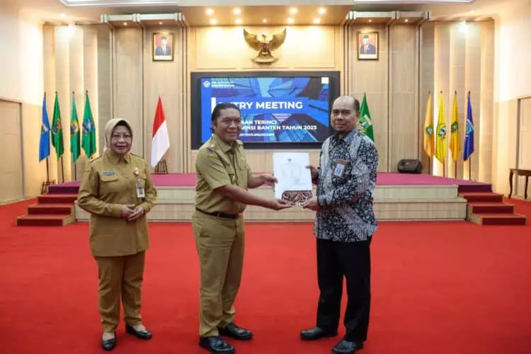 Pj Gubernur Banten Al Muktabar, gelar Entry Meeting LKPD 2023 bersama BPK Perwakilan Banten, di KP3B, Curug, Kota Serang, Selasa (20/2/2024). (LUTHFI/SATELITNEWS.COM)