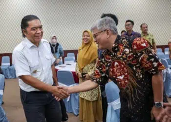 Pj Gubernur Banten Al Muktabar, usai menghadiri Raker AAIPI Provinsi Banten, di Aula Inspektorat setempat, KP3B, Curug, Kota Serang, Rabu (22/2/2024). (LUTHFI/SATELITNEWS.COM)