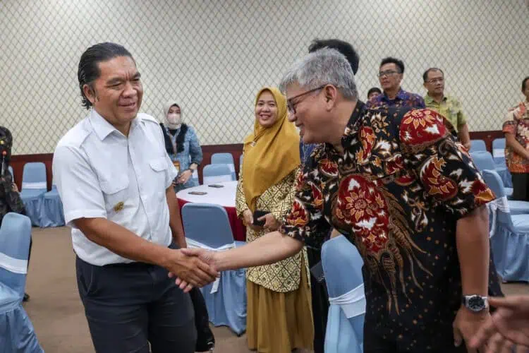 Pj Gubernur Banten Al Muktabar, usai menghadiri Raker AAIPI Provinsi Banten, di Aula Inspektorat setempat, KP3B, Curug, Kota Serang, Rabu (22/2/2024). (LUTHFI/SATELITNEWS.COM)