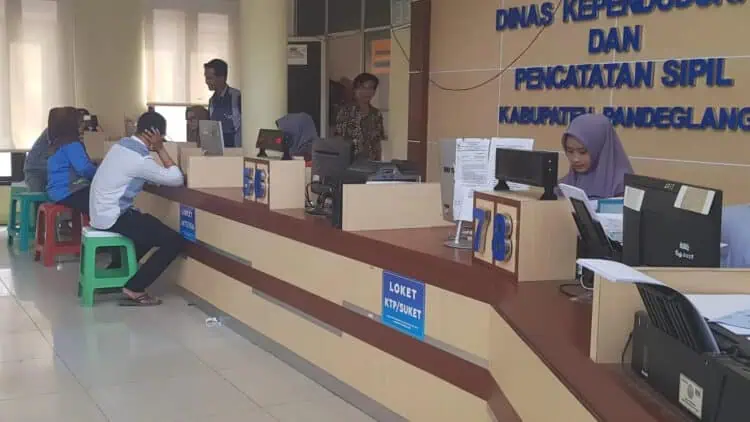 Sejumlah warga Pandeglang antre, untuk membuat atau memproses pembuatan administrasi kependudukan seperti KTP-el dan yang lainnya. (ADIB FAHRIE/SATELITNEWS.COM)