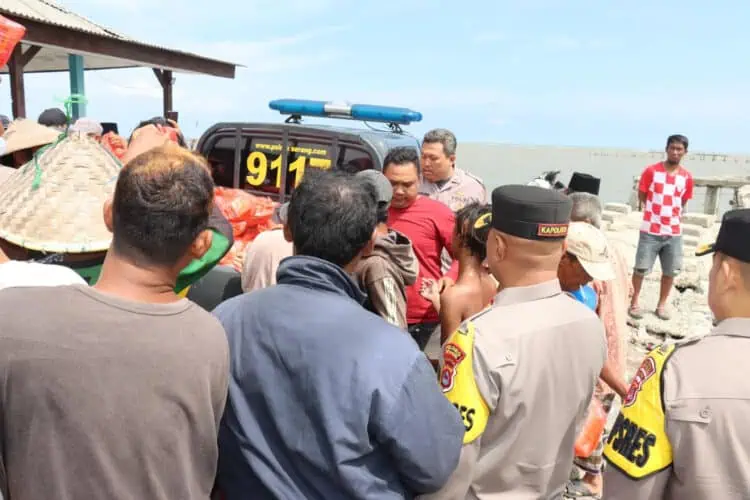 Nelayan Tidak Melaut, Kapolres Serang Berikan Bantuan Ratusan Paket Sembako