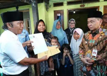 Pj Gubernur Banten Al Muktabar, santuni keluarga petugas KPPS yang meninggal dunia. (ISTIMEWA)