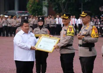 PENGHARGAAN: Suasana penyerahan penghargaan dari Ombudsman RI kepada Polresta Tangerang bersama lima Polres dan Polresta lainnya di Lapangan Polda Banten, Senin (26/2/2024). (ISTIMEWA)