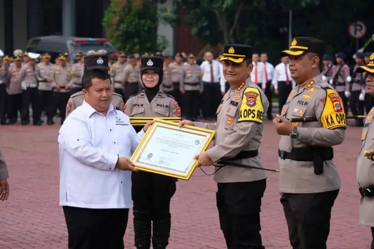 PENGHARGAAN: Suasana penyerahan penghargaan dari Ombudsman RI kepada Polresta Tangerang bersama lima Polres dan Polresta lainnya di Lapangan Polda Banten, Senin (26/2/2024). (ISTIMEWA)