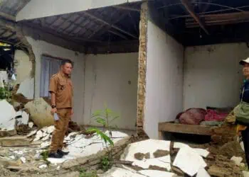 1 rumah di Desa Cimoyan, Kecamatan Patia, Kabupaten Pandeglang, rusak berat akibat terdampak guncangan gempa bumi, Minggu (25/2/2024) malam. (ISTIMEWA)