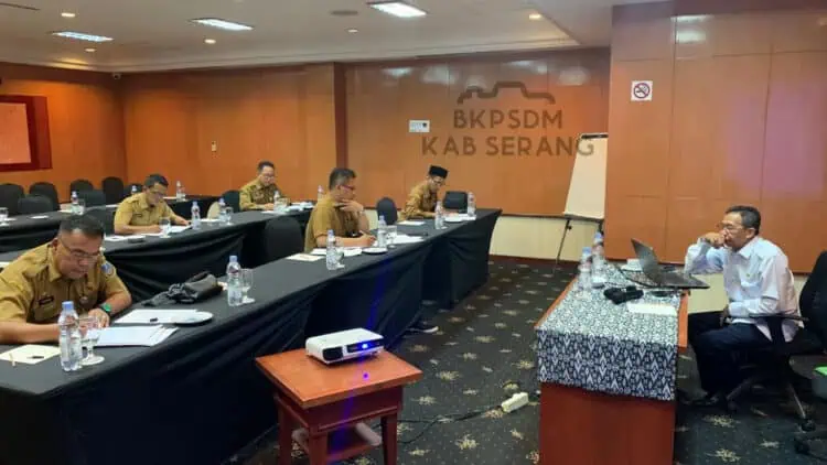 7 Peserta Open Bidding Sekda Kabupaten Serang, tengah menyusun makalah. (ISTIMEWA)