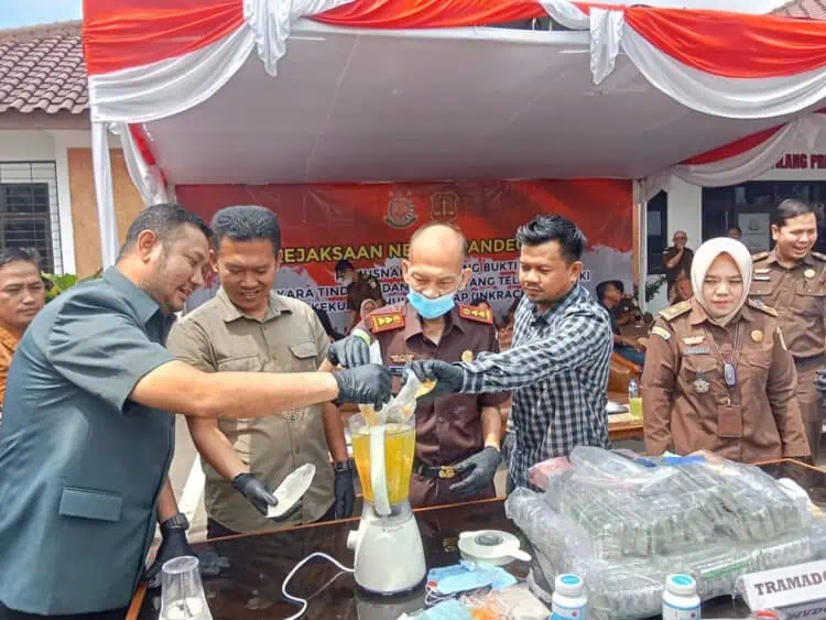 Pegawai Kejari Pandeglang beserta para pihak terkait lainnya, memusnahkan barang bukti kejahatan yang sudah mendapatkan kekuatan hukum tetap, di halaman Kantor Kejari setempat, Selasa (27/2/2024). (ADIB FAHRIE/SATELITNEWS.COM)