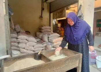 Seorang pembeli sedang melihat - lihat, sambil menawar beras, di Pasar Tradisional Kabupaten Serang. (DOKUMEN/SATELITNEWS.COM)