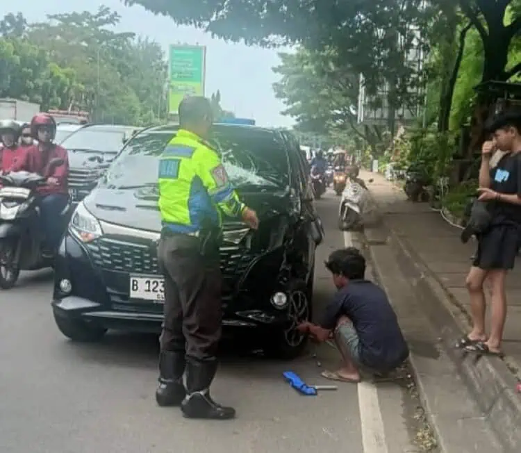 Mobil Terguling Di Jalan Raya Serpong, Satu Balita Terluka