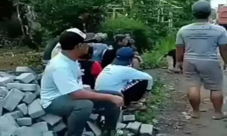 Waduh, Caleg di Banyuwangi Bongkar Bantuan Paving Blok Usai Tak Dipilih Warga