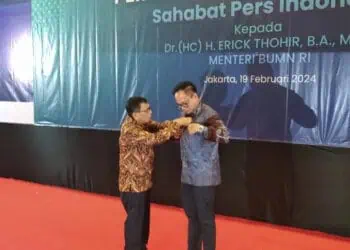 Kementerian BUMN beri Buku Erick Thohir, PWI Sematkan PIN Emas