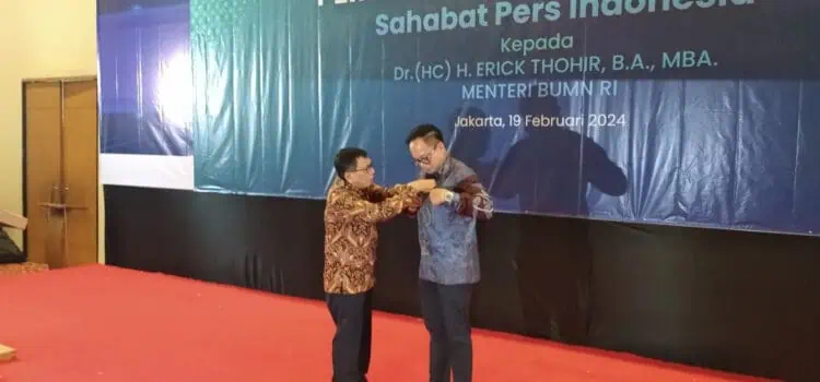 Kementerian BUMN beri Buku Erick Thohir, PWI Sematkan PIN Emas