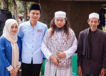 Iing Andri Supriadi (peci hitam) didampingi istrinya, Linda Kurniasari (paling kiri), beserta dua ulama kharismatik di Pandeglang. (ISTIMEWA)