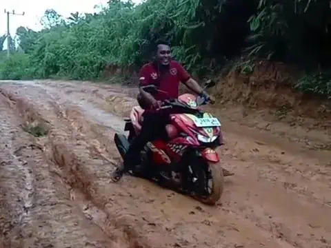 Jalan di Cilograng Lebak Kondisinya Bobrok, Tanpa Aspal dan Licin Kala Hujan