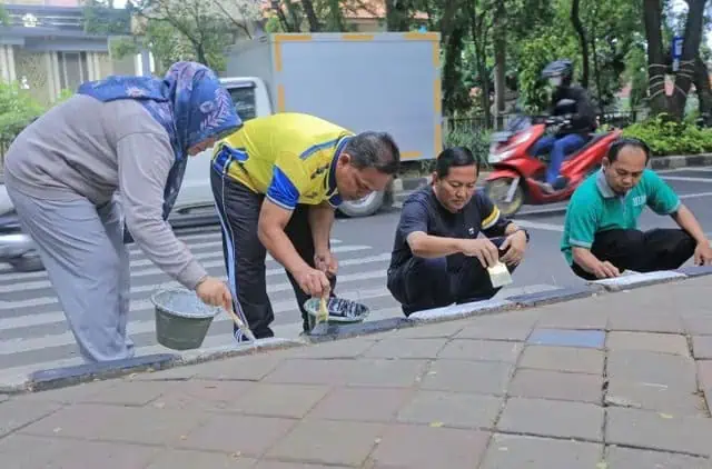 Jum'at Bersih, Pj Wali kota Tangerang dan Pegawai Pemkot Ngecat Kanstin Bersama