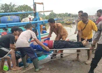 Nelayan korban tersambar petir, dievakuasi petugas. (ISTIMEWA)