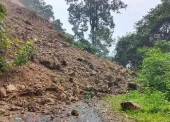 Tebing di Lebak Longsor Tutupi Badan Jalan Lalulintas Terputus