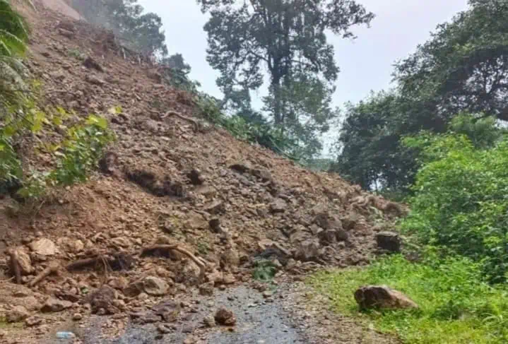 Tebing di Lebak Longsor Tutupi Badan Jalan Lalulintas Terputus