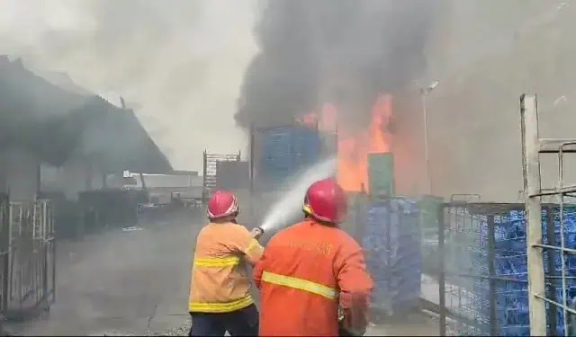 Diduga Dipicu Percikan Api Pengelasan, Pabrik di Jatiuwung Terbakar