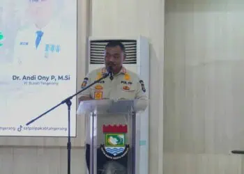 Satpol PP Kabupaten Tangerang Bantu Bawaslu Bersihkan Alat Peraga Kampanye