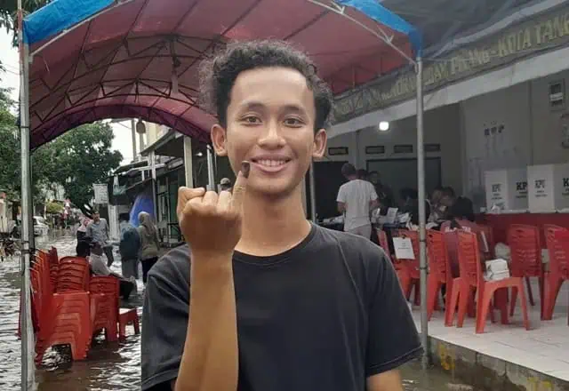 Meski TPS Terendam Banjir, Pemilih Pemula di Pinang Tetap Antusias