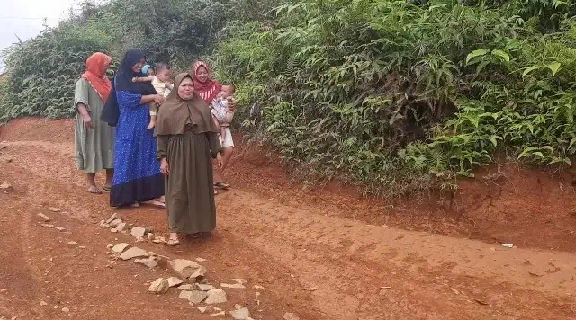 Warga Huntara Lebak Tempuh 1,5 Km Demi Nyoblos Pemilu