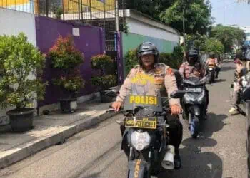 Polisi Dampingi Bawaslu Kota Tangerang Tertibkan APK