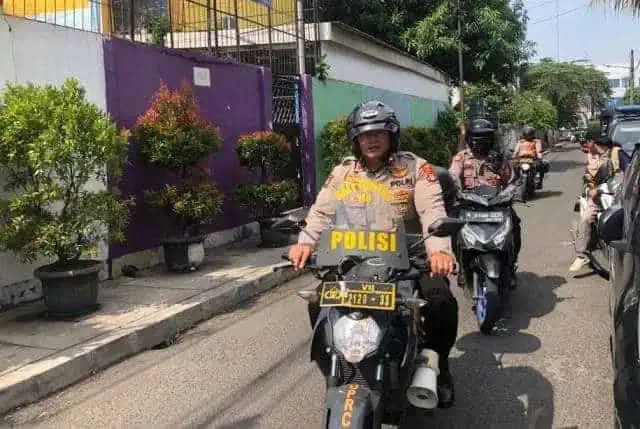 Polisi Dampingi Bawaslu Kota Tangerang Tertibkan APK