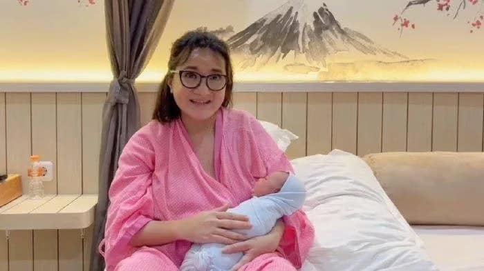 Kiki Amalia Melahirkan Normal di Usia 42 Tahun dengan Mudah