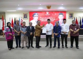 Pj Gubernur Banten Al Muktabar, berfoto bersama jajaran Komisioner KPU Banten. (ISTIMEWA)