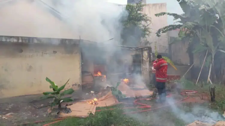 Gudang Penyimpanan Barang Bekas Di Ciputat Timur Terbakar