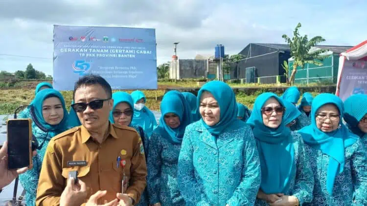 Kepala Dinas Pertanian Provinsi Banten, Agus M Tauchid, bersama Penjabat (Pj) Ketua TP-PKK Provinsi Banten Tine Al Muktabar, seusai melakukan gerakan tanam cabai serentak di Sitandu, Kota Serang, Senin (4/3/2024). (LUTHFI/SATELITNEWS.COM)