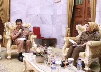 Kepala Badan Kesbangpol Kabupaten Serang, menyampaikan laporan hasil Pemilu 2024 kepada Bupati Serang Ratu Tatu Chasanah, Senin (4/3/2024). (SIDIK/SATELITNEWS.COM)