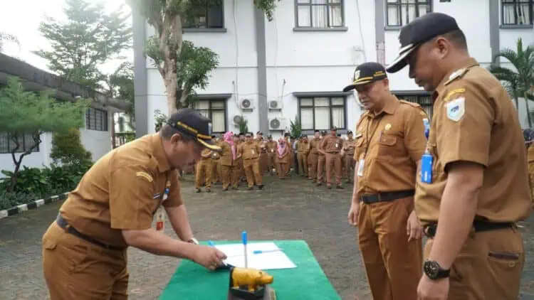 Sekda Pandeglang Ali Fahmi Sumanta, menandatangani berita acara sertijab, Senin (4/3/2024). (ADIB FAHRIE/SATELITNEWS.COM)