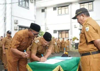 Sejumlah pejabat eselon II dan III, menandatangani Berita Acara Sertijab, beberapa hari lalu. Dan sampai sekarang, masih ada 5 jabatan eselon II yang kosong. (DOKUMEN/SATELITNEWS.COM)
