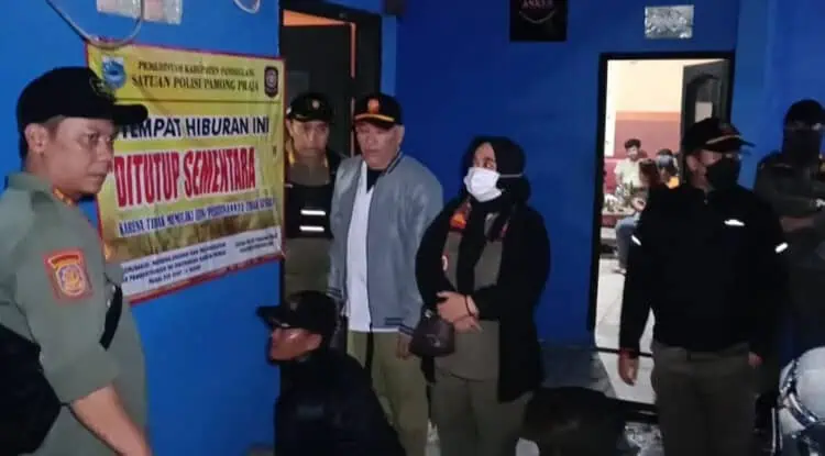 Sejumlah petugas Satpol-PP menyegel THM yang tak berizin, di Kecamatan Carita Senin (5/3/2024). (ISTIMEWA)