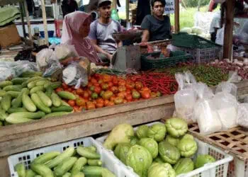 Sejumlah pedagang di Pasar Padarincang, Kabupaten Serang, sedang menjajakan dagangannya. (SIDIK/SATELITNEWS.COM)
