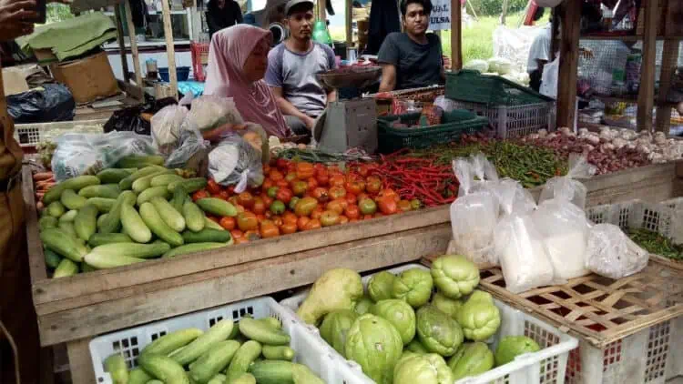 Sejumlah pedagang di Pasar Padarincang, Kabupaten Serang, sedang menjajakan dagangannya. (SIDIK/SATELITNEWS.COM)