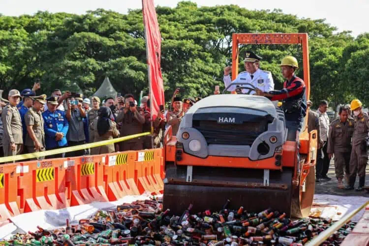 Pj Gubernur Al Muktabar, memusnahkan ribuan botol Miras hasil sitaan Satpol-PP dari bulan Januari-Maret 2024, pada momen HUT ke-105 Pemadam Kebakaran, Satuan Pamong Praja (Satpol-PP) ke-74 dan Satuan Perlindungan Masyarakat (Linmas) ke-62 Tingkat Provinsi Banten, Rabu (6/3/2024). (LUTHFI/SATELITNEWS.COM)