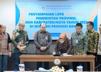 Bupati Serang Ratu Tatu Chasanah, menandatangani Berita Acara penyerahan LKPD ke BPK, Kamis (7/3/2024). (ISTIMEWA)