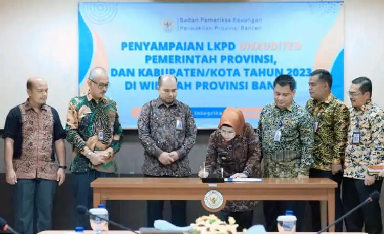 Baru Pemprov Banten dan Pemkab Serang Serahkan LKPD ke BPK