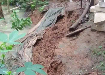 Kondisi tanah di Kampung Cikupaeun RT 05 RW 05, Desa Bojong Manik, Kecamatan Sindangresmi, Kabupaten Pandeglang, longsor, Jumat (8/3/2024). (ISTIMEWA)