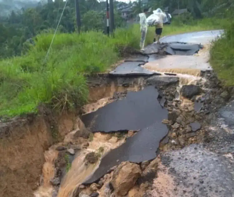 Digerus Longsor, Jalan Cisungsang-Pasirkuray Cibeber Putus