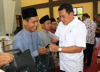 Sekda Kabupaten Tangerang Moch. Maesal Rasyid, memberikan santunan kepada forum RT/RW di GAG, Kelurahan Sukamulya, Kecamatan Cikupa. (ALFIAN/SATELITNEWS.COM)