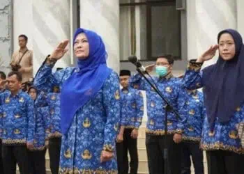 Bupati Pandeglang Irna Narulita dan sejumlah pegawai, sedang melaksanakan apel pagi rutin. (ISTIMEWA)