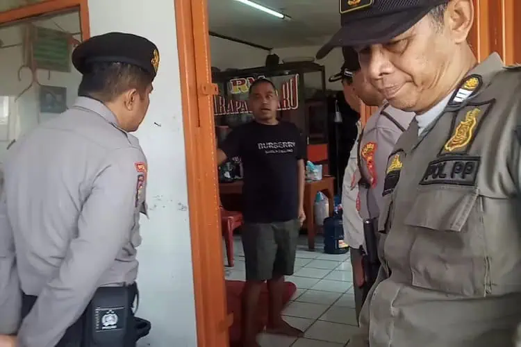 Anggota Satpol PP dan Personel Polres Pandeglang, datangi warung makan yang buka siang di Bulan Ramadan. (ISTIMEWA)