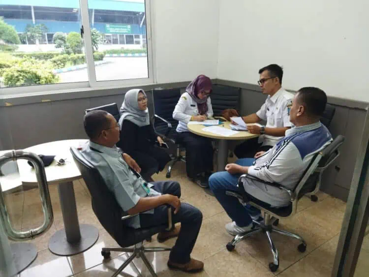 Pegawai Bapenda Kabupaten Serang, tengah melakukan pemeriksaan catering di salah satu perusahaan. (SIDIK/SATELITNEWS.COM)