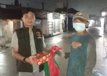 Petugas kepolisian, memberikan bingkisan sembako kepada masyarakat, disela - sela kegiatan patroli, Rabu (13/3/2024). (ISTIMEWA)