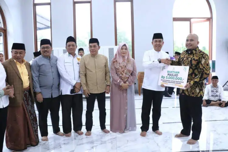 Asda I Pemkab Serang, Nanang Supriatna, melakukan safari ramadhan di salah satu mesjid di Kabupaten Serang, Kamis (14/3/2024). (SIDIK/SATELITNEWS.COM)