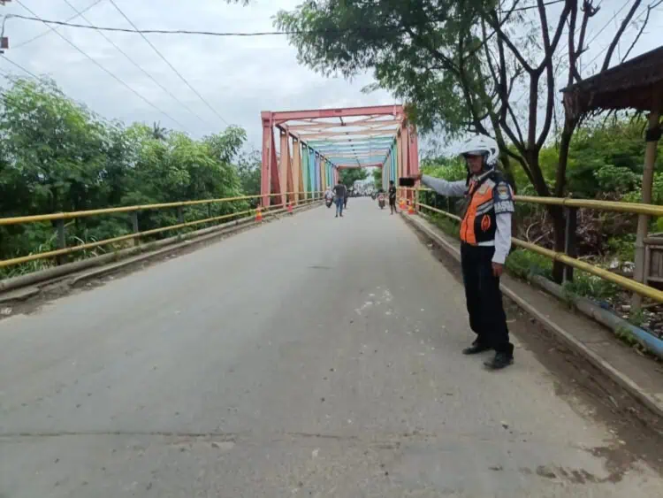 Jembatan Penghubung Pakuhaji-Teluknaga Retak, Kendaraan Bertonase Berat Dilarang Melintas